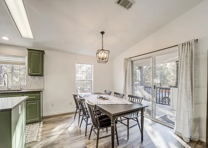 Mtn Views + Playground: Family-friendly Holiday home Pine