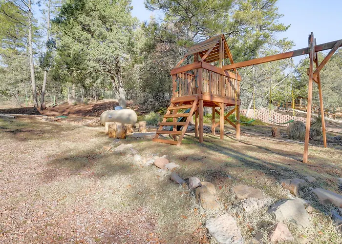 Mtn Views + Playground: Family-friendly Holiday home Pine