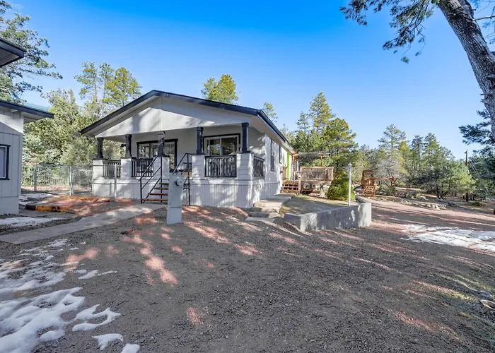 Mtn Views + Playground: Family-friendly Holiday home Pine