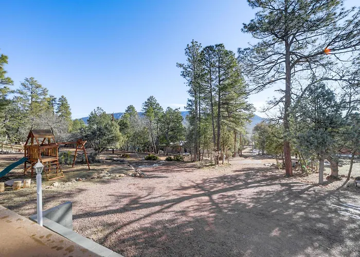 Mtn Views + Playground: Family-friendly Holiday home Pine